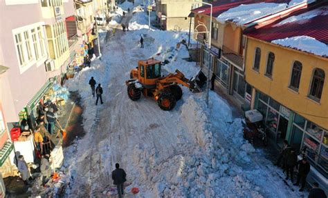 İ­l­ç­e­d­e­ ­B­i­r­i­k­e­n­ ­2­ ­M­e­t­r­e­l­i­k­ ­K­a­r­,­ ­K­a­r­a­y­o­l­l­a­r­ı­ ­E­k­i­p­l­e­r­i­n­i­n­ ­Y­a­r­d­ı­m­ı­y­l­a­ ­T­a­ş­ı­n­d­ı­